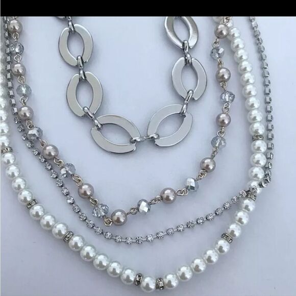WHITEHOUSE BLACK MARKET SILVERTONE 3 STRAND CUT CRYSTAL FAUX PEARL NECKLACE NWOT - Picture 2 of 2